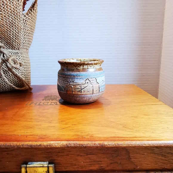 Small Striped Speckled Pottery Vase Etched with House Hills and Birds in Flight - Picture 10 of 16